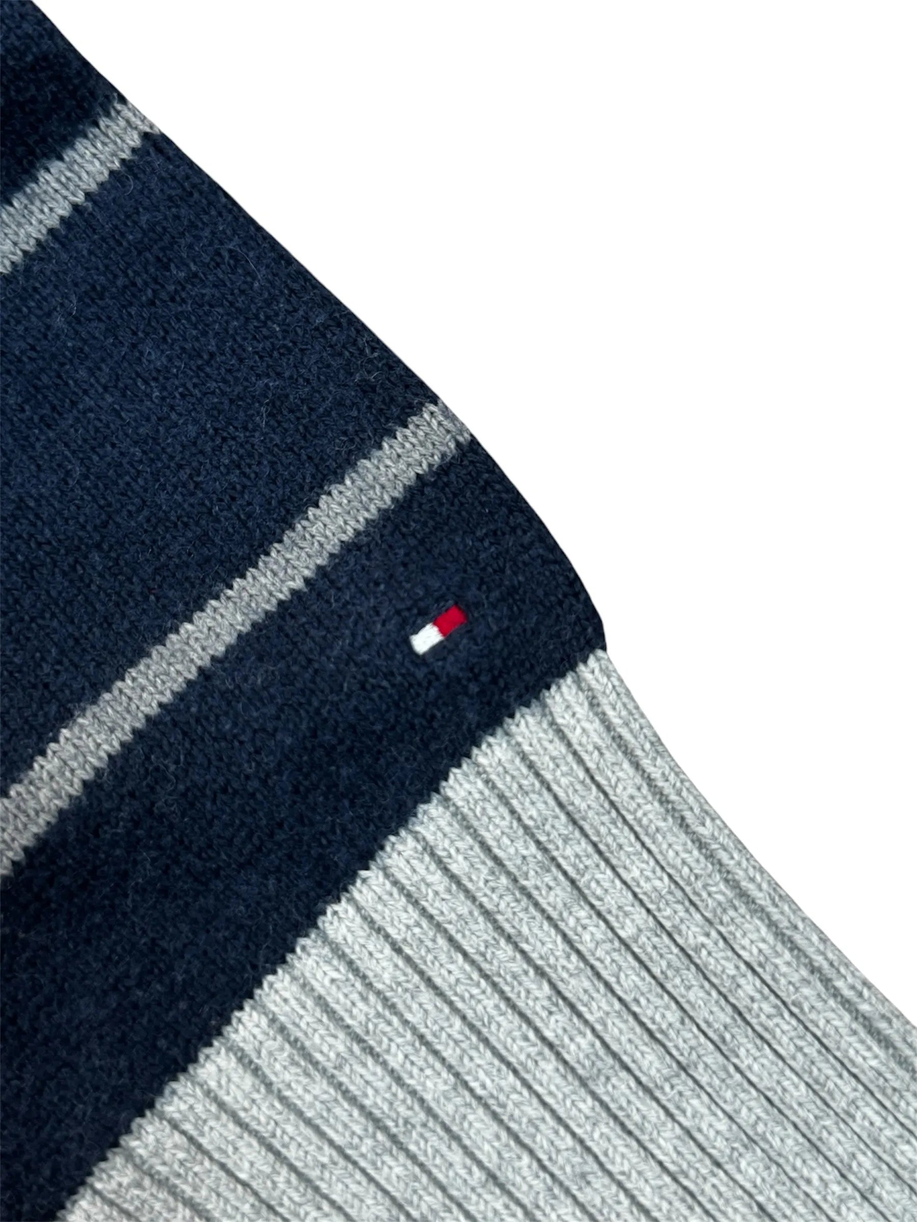 Tommy Hilfiger Pullover in Marineblau und Grau mit zeitlosem Design und Logo-Detail.