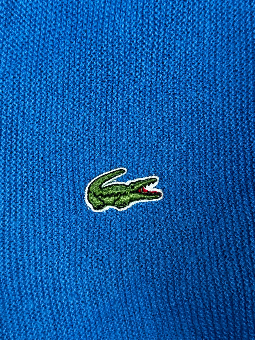 Blauer Vintage Lacoste Pullover mit Krokodil-Logo in Größe L.