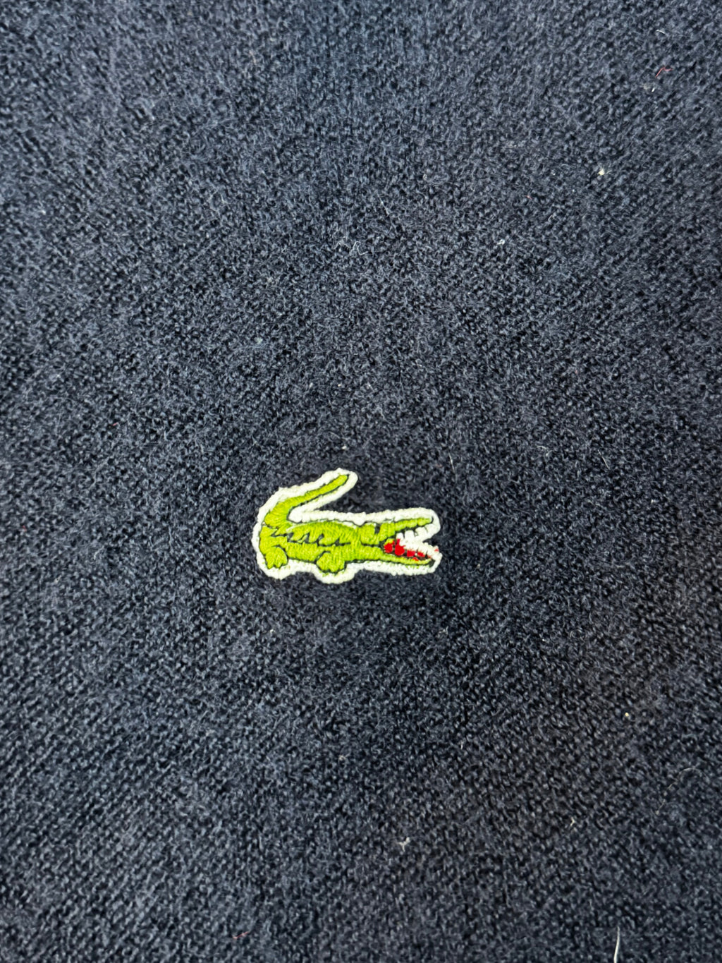 Dunkelblauer Vintage Lacoste Wollpullover mit Krokodil-Logo, Größe XL.