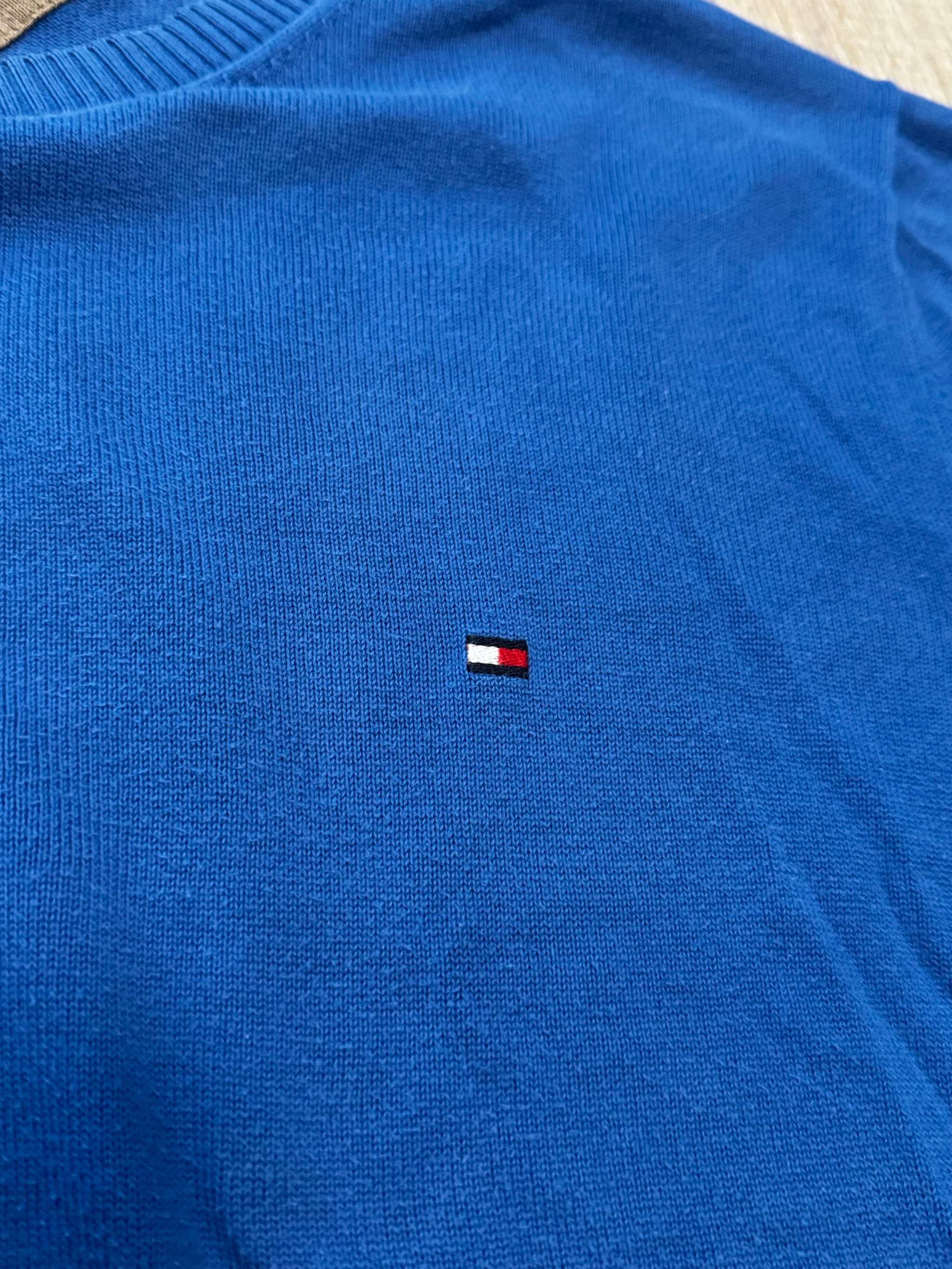 Tommy Hilfiger Sweatshirt in hellblau, Größe L, hochwertiges Material, Logo sichtbar.
