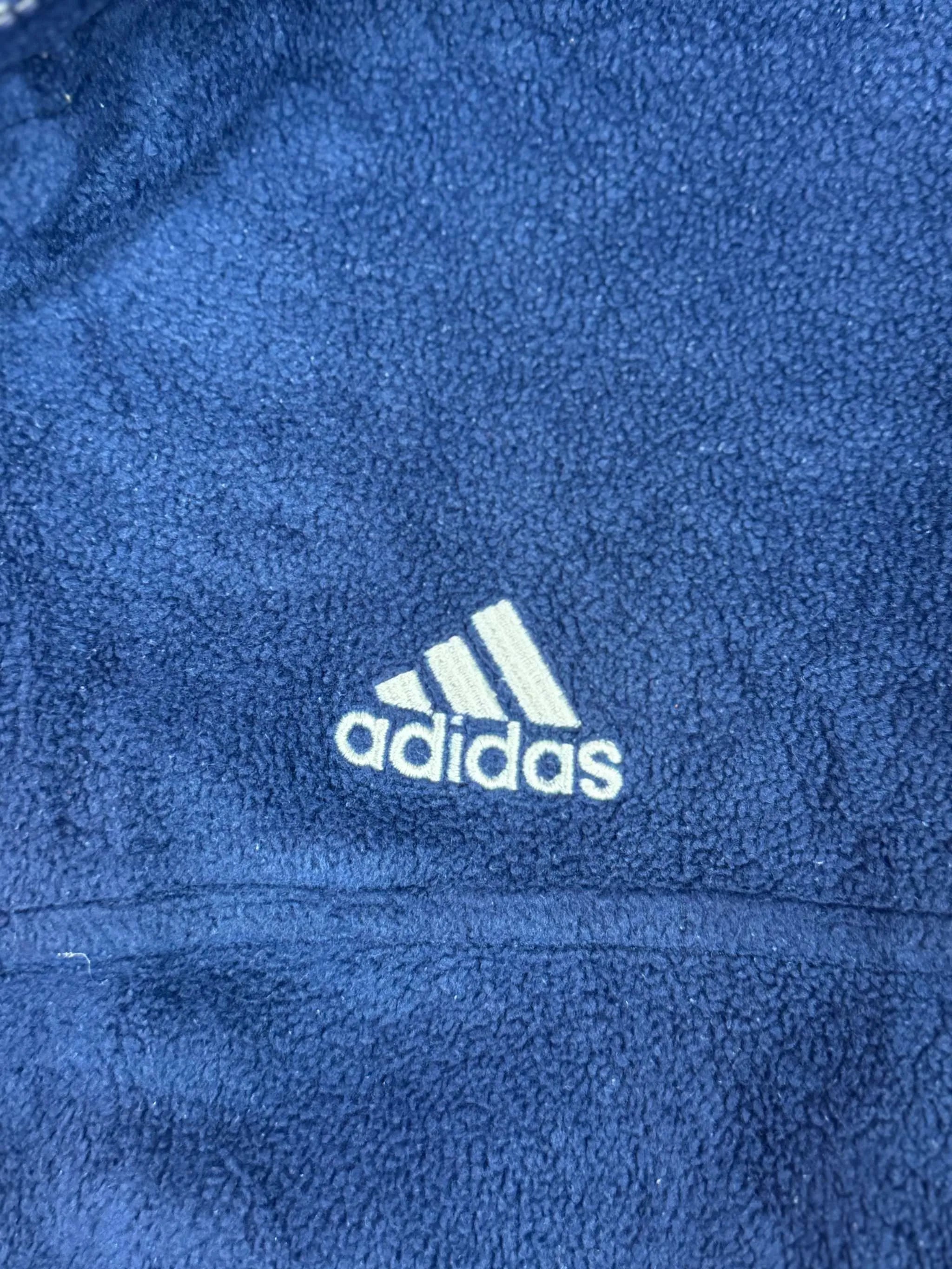 Dunkelblaue Adidas Fleecejacke in Größe L, perfektes Vintage-Stück für Herbst und Winter.