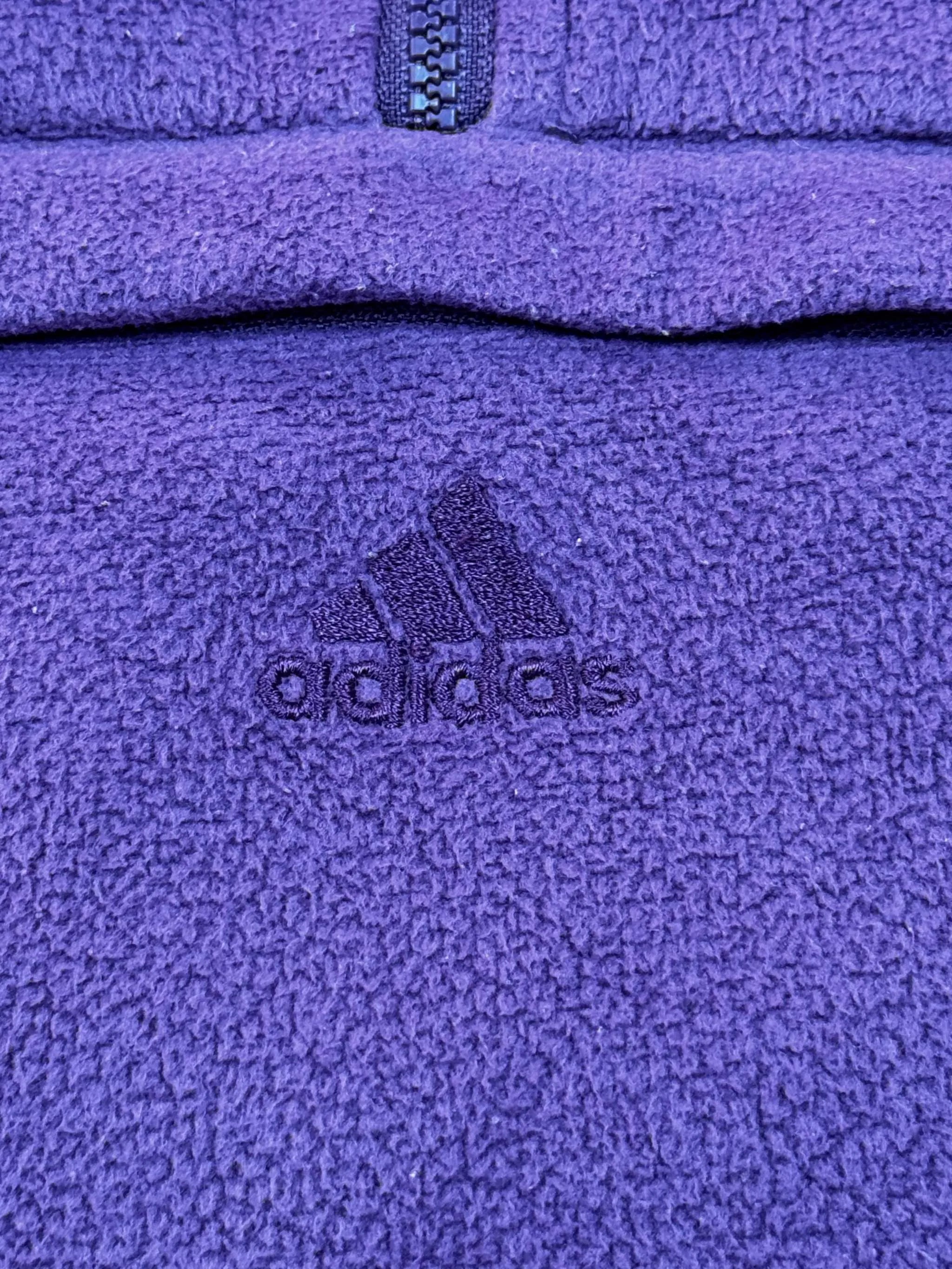 Lilanes Adidas Fleece Größe M mit Logostickerei, ideal für Sport und Alltag.
