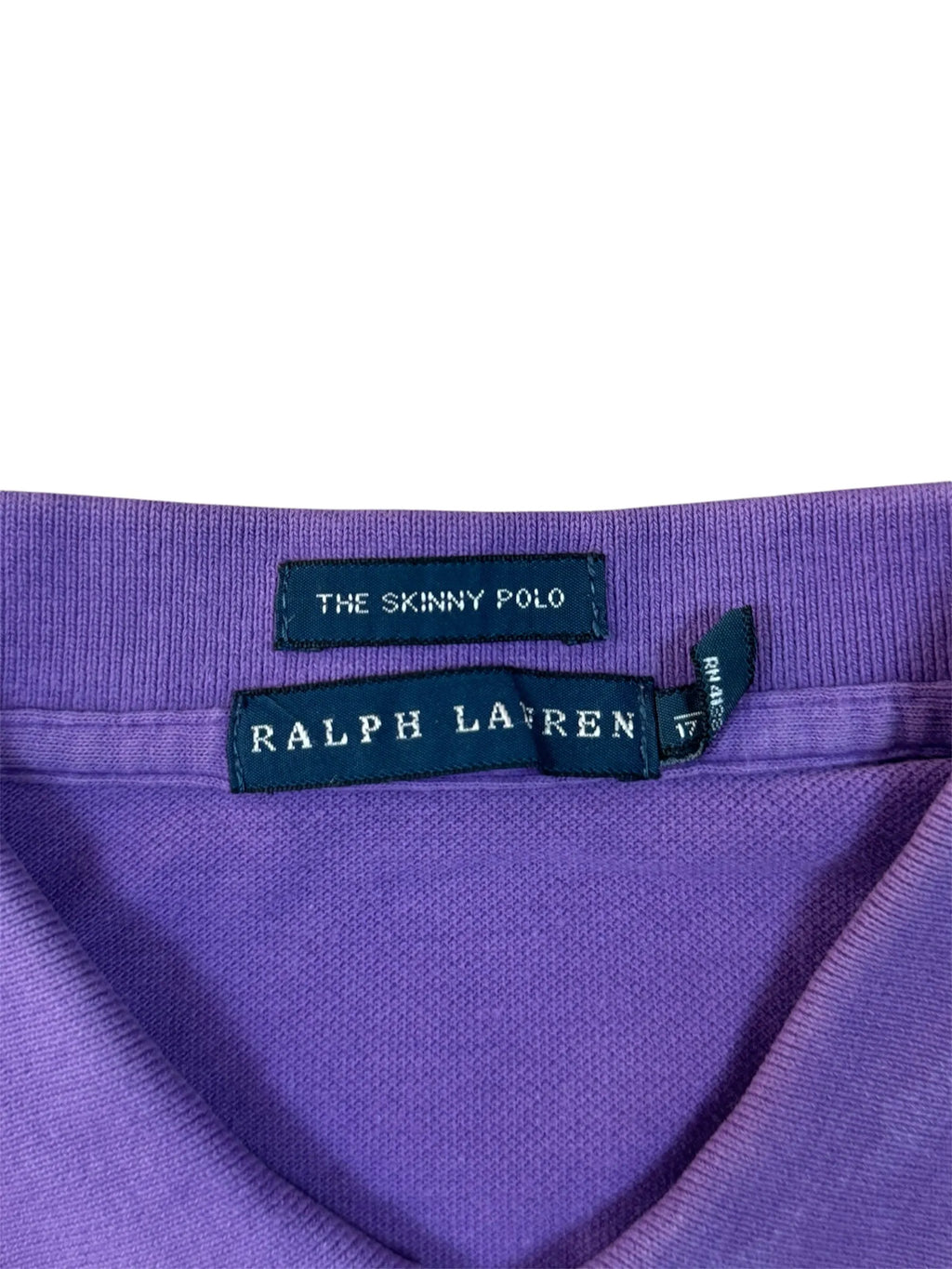 Ralph Lauren lila Poloshirt in Größe XL, eleganter figurbetonter Schnitt.