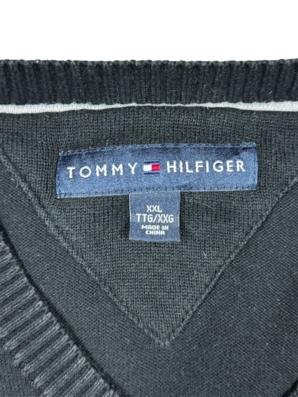 Tommy Hilfiger Sweatshirt in Schwarz mit grau- und weinrotkariertem Muster, Größe XXL.