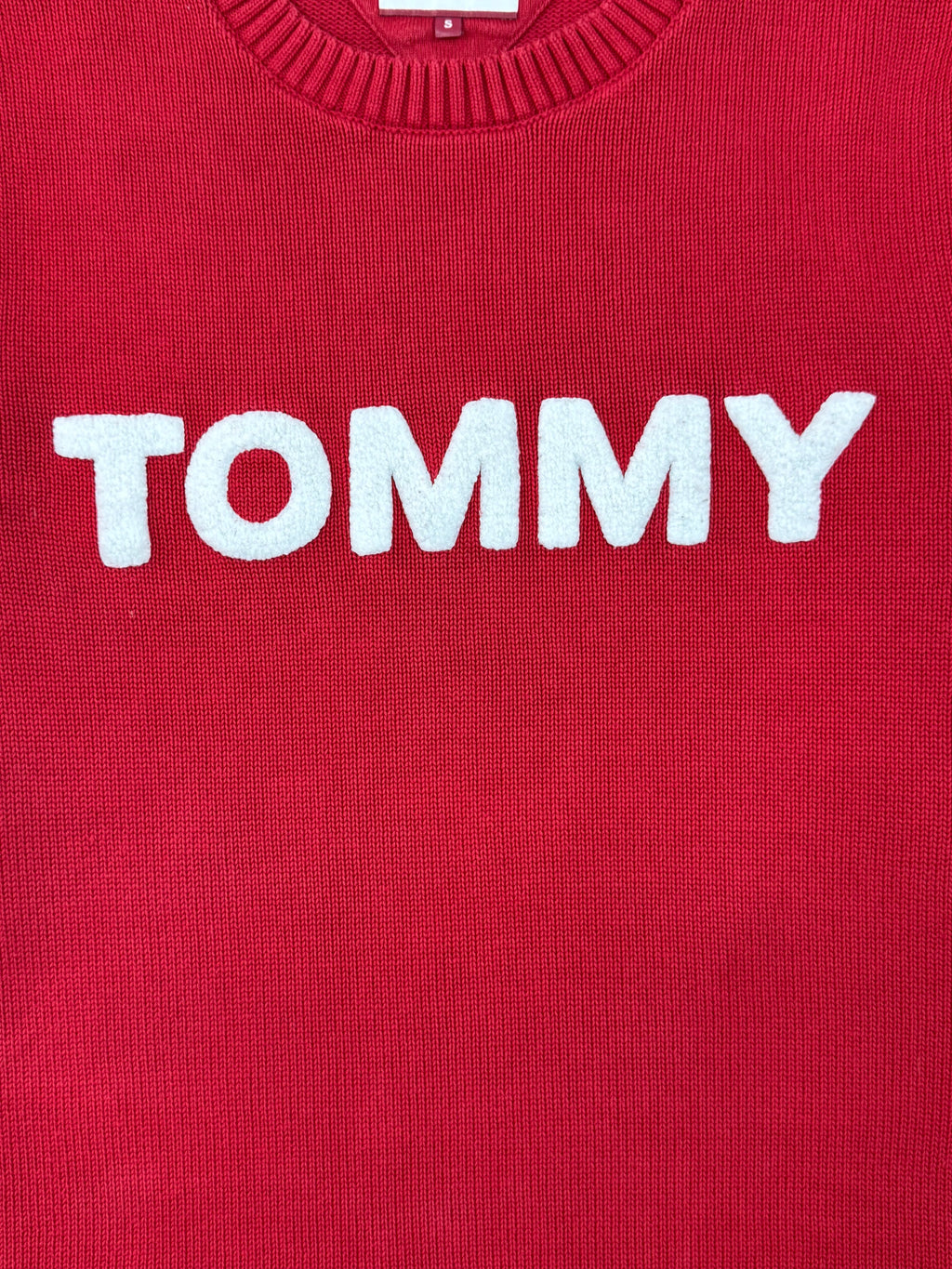 Roter Tommy Hilfiger Pullover in Größe S mit "TOMMY" Schriftzug.